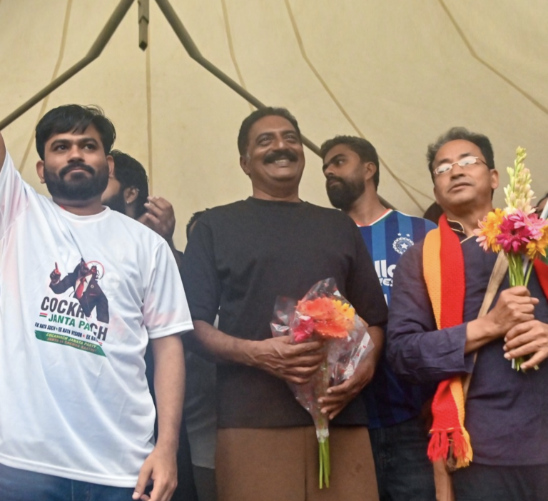 बेंगलुरु में शिक्षा व्यवस्था के मुद्दों पर प्रदर्शन में शामिल हुए प्रकाश राज और सोनम वांगचुक