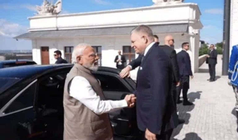 स्लोवाकिया दौरे पर पीएम मोदी, रॉबर्ट फिको के साथ रणनीतिक साझेदारी को नई ऊंचाई; रक्षा, एआई और व्यापार पर कई अहम समझौते