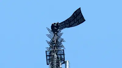 न्यूयॉर्क की एम्पायर स्टेट बिल्डिंग पर चढ़े दो नकाबपोश, ‘विश्व शांति’ का बैनर फहराया
