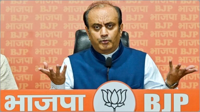 संसद में हंगामे पर सुधांशु त्रिवेदी का राहुल गांधी पर हमला, बोले- ‘भागो मत, डरो मत और जवाब सुनो’